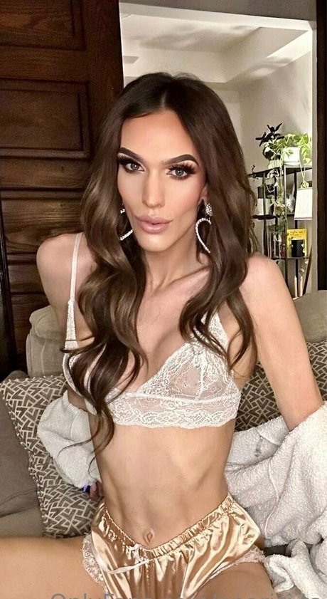 aparisi ts naked actress galleries