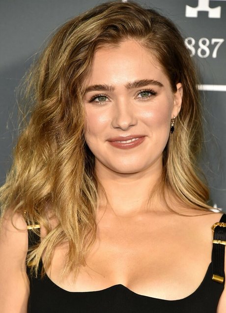 Haley Lu Richardson sexy actress img