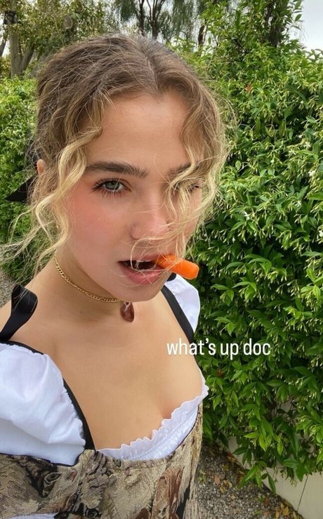 Haley Lu Richardson erotic actress gallery