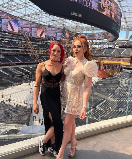 Isla Dawn top star pictures