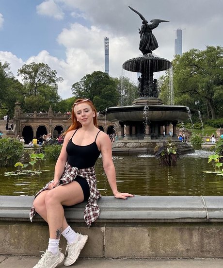 Isla Dawn sexy star picture