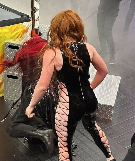 Isla Dawn model sexy pic