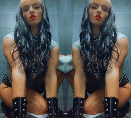 Steph De Lander perfect star images