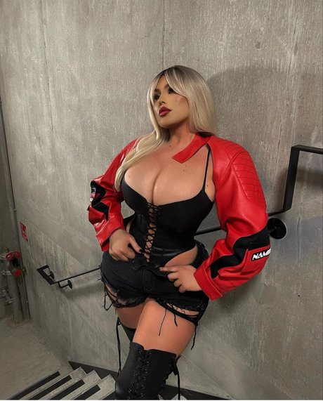 sxmonne nude actress photo