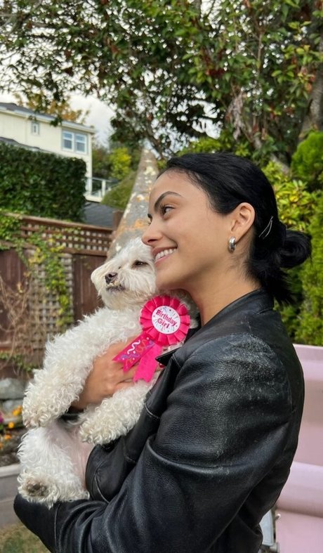 Camila Mendes sexy actress img