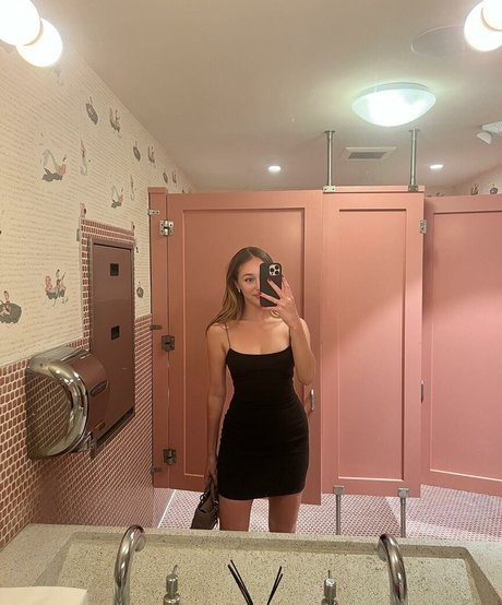 Alycia Debnam Carey hot actress picture