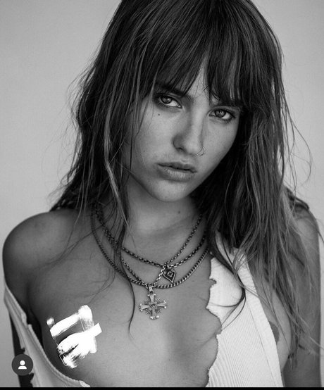 Victoria De Angelis star naked gallery