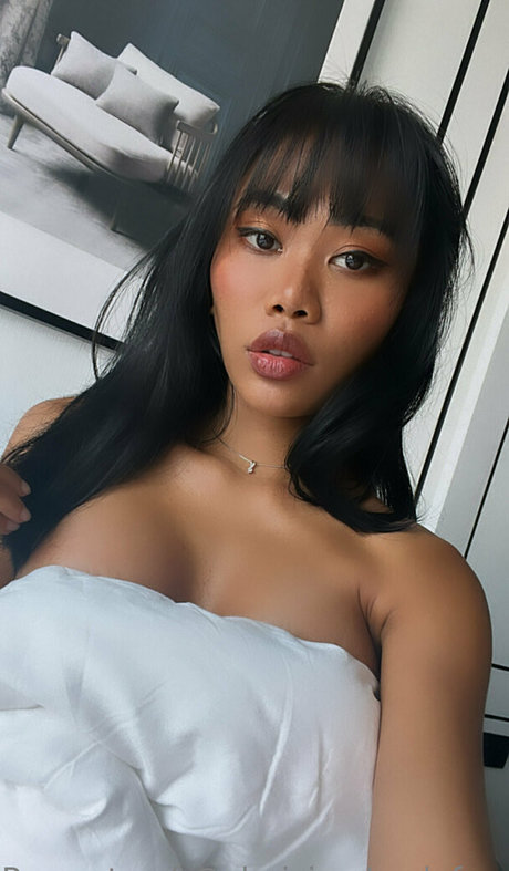 Sheiziss naked model photos