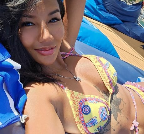 Reeno Ploy model top photo