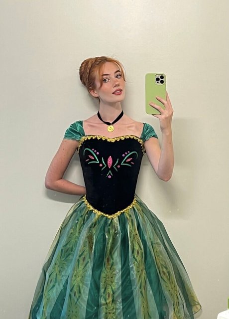 Kennedy Walsh art model pic