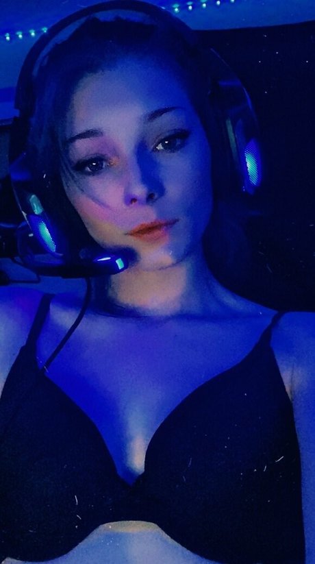 free cheech chronic art actress picture