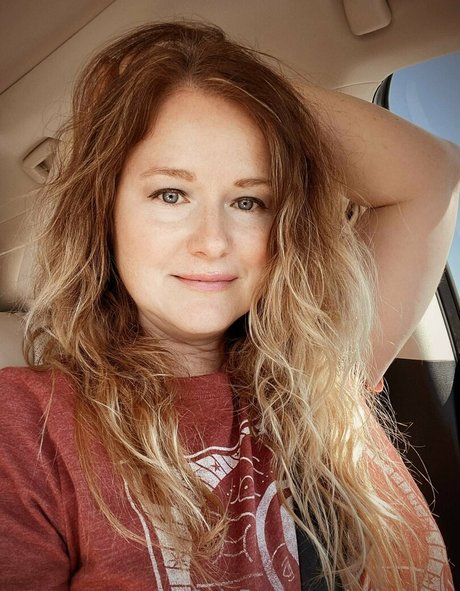 ellierenee best model image