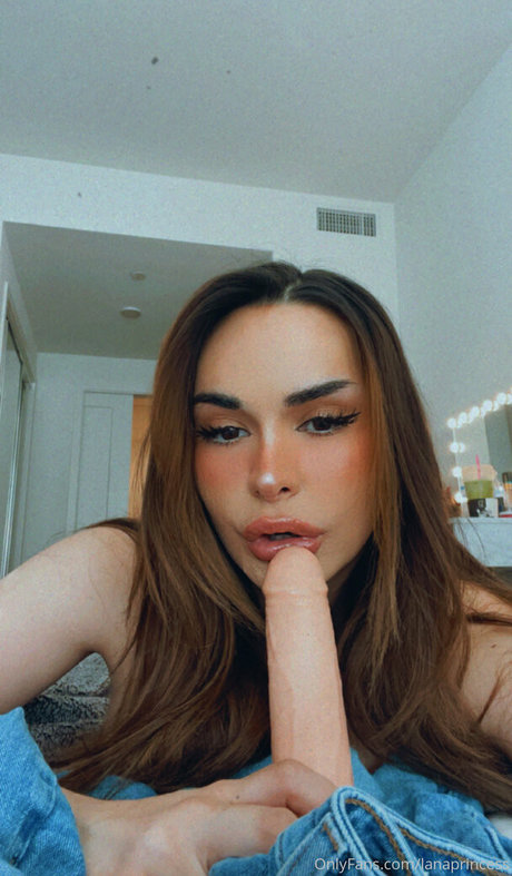 avianaviolet model hot image