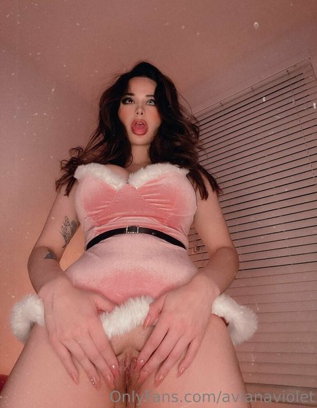 avianaviolet model photo