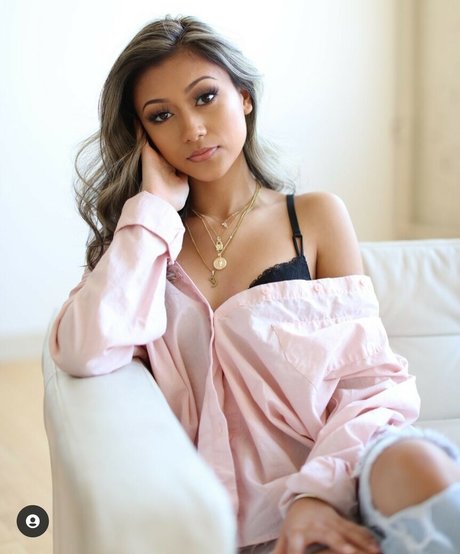 Moliney Mao model porn pics