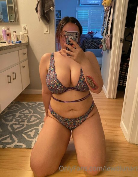 lewdlunari art model pic