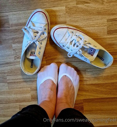 sweatygamingfeet naked model photo