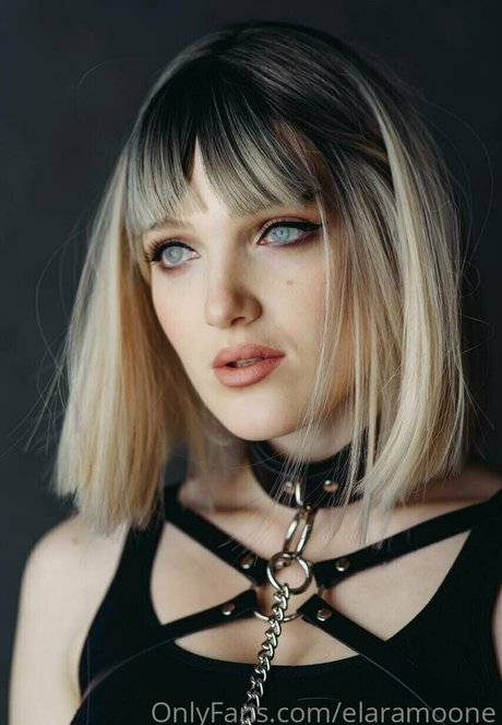 elaramoone naked star img