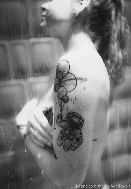 Therealheadcircus model sexy pics