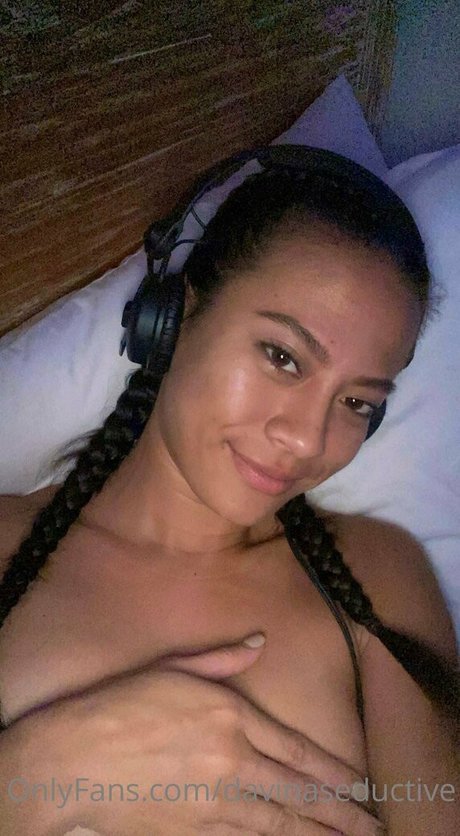 davinaseductive sexy actress photo