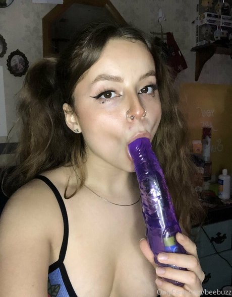 beebuzz model sexy pics