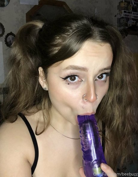 beebuzz pornographic model photo