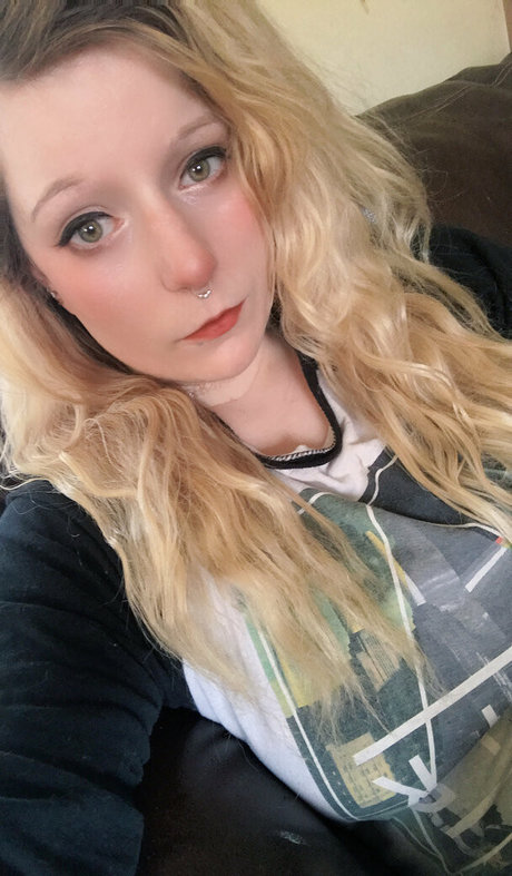 hollynicolebtch pretty model pic