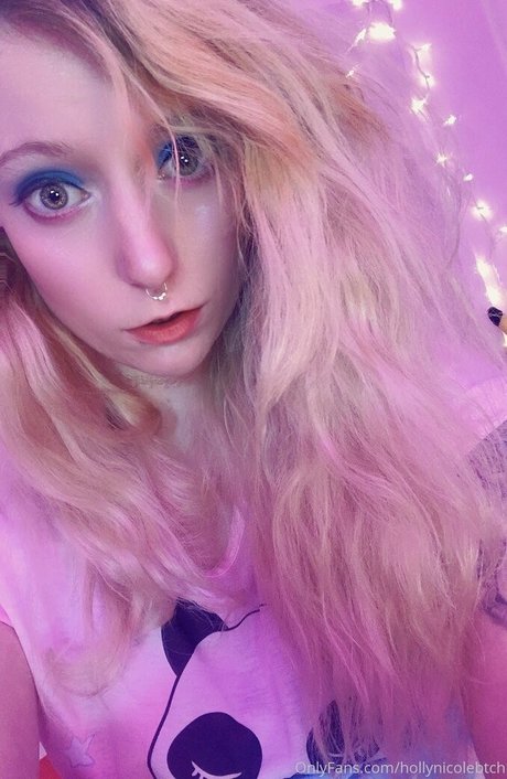 hollynicolebtch model nude pictures