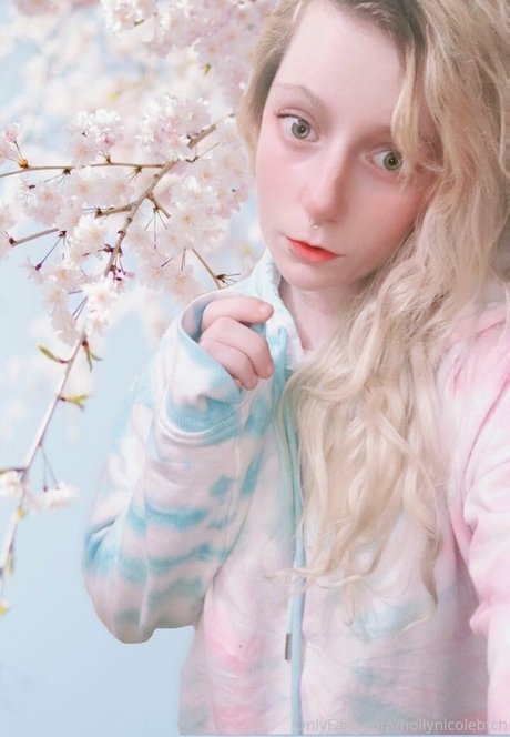 hollynicolebtch model naked picture