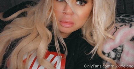 nikkidelano model naked photo