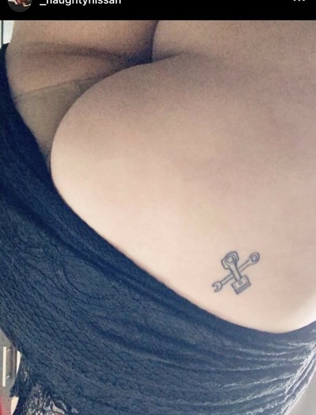 Kaileea Brooks model art gallery