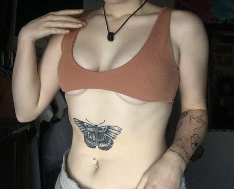 veeginas model erotic photo