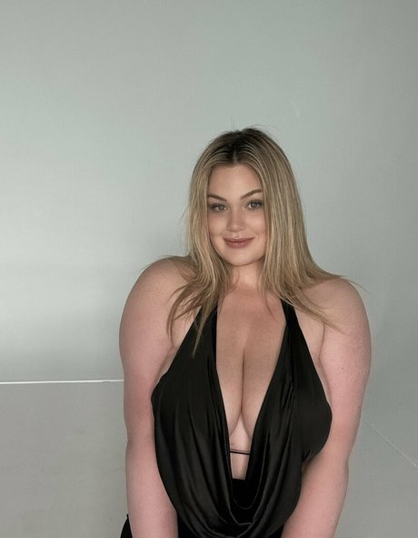 Adelina Manaut model adult pic