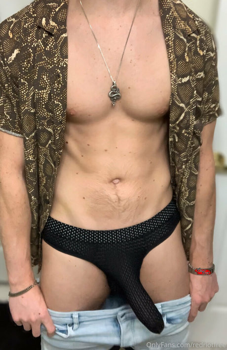 redriotfree adult model image