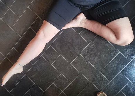 kaybeesfeets nude model photos