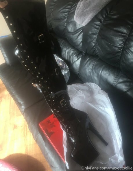 maxeatsellie art actress galleries