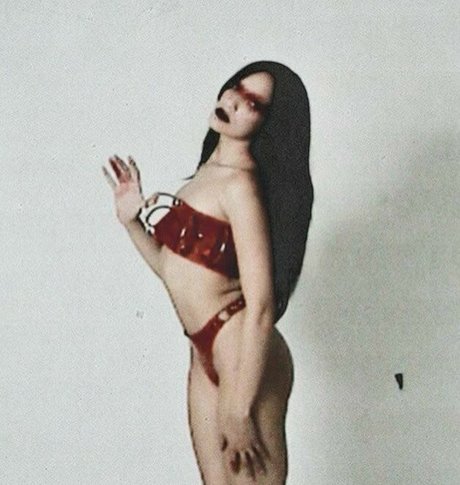 sadsamo nude model picture