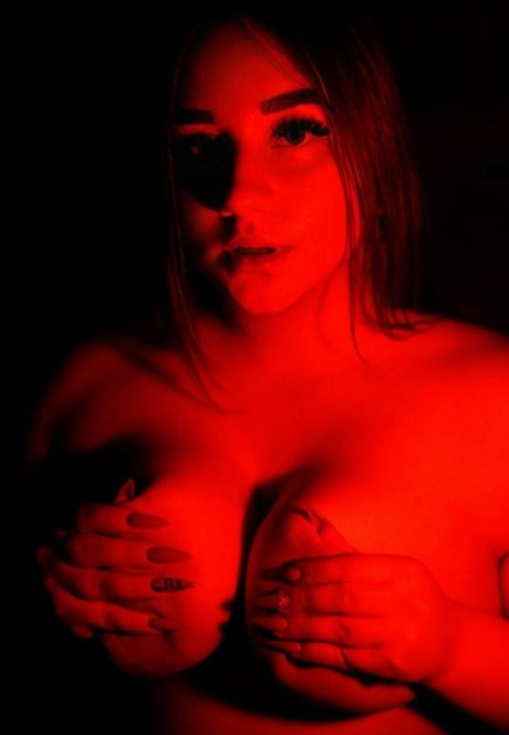 Julia Missi model naked image