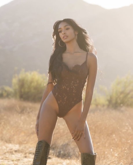 Kaaviya Sambasivam model naked gallery