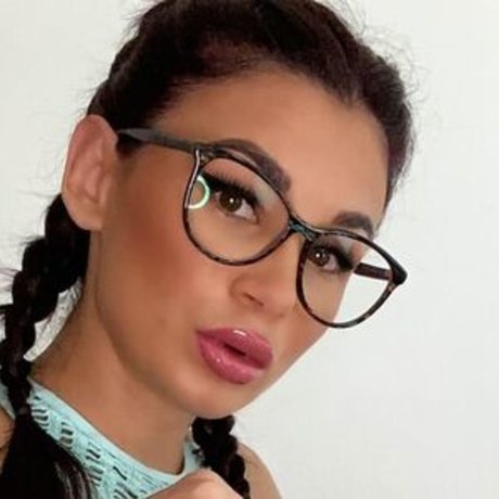 Adellino model free picture