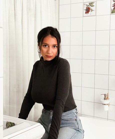 Gulia nice model gallery