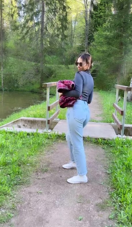 Gulia adult model pictures