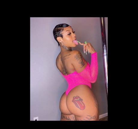 Tay1our model nice photos