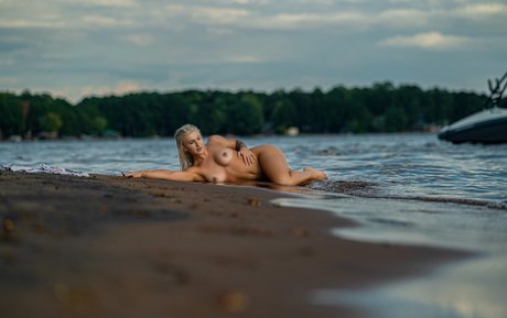 Kristin Taylor beautiful actress pics