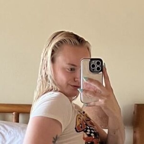 Savannah Street pretty model img