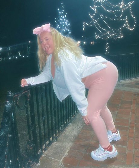 Amberly model hd image