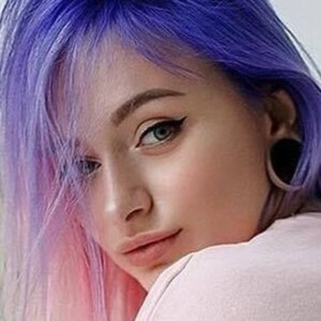 Leah Larsh art actress picture