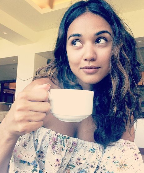 Summer Bishil adult model pic