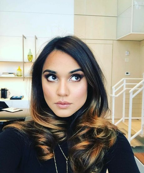 Summer Bishil model top picture