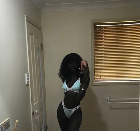 Anyang Deng erotic model picture